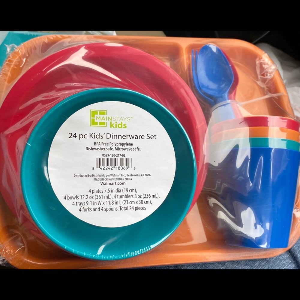 Mainstay 24 piece Kid’s Dinnerware Set NWT